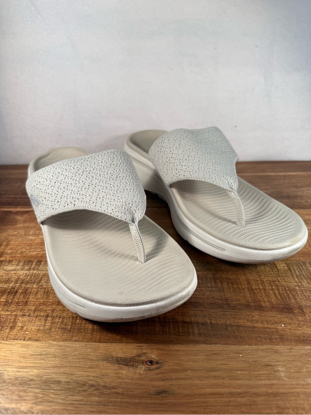 Sketchers Go Walk Arch Fit Knit Sandals, Cream Size 9